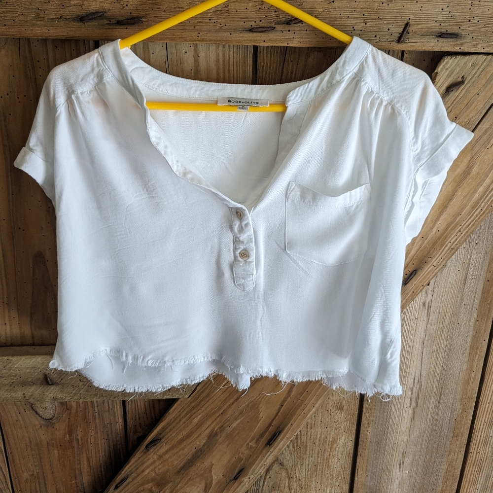 Rose & Olive Top Women's cropped white distressed hem Size M Short sleeve W-1